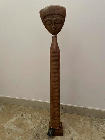 Afrikaans mooi fijn houten beeld van RASTELI  85 cm hoog beschikbaar voor biedingen