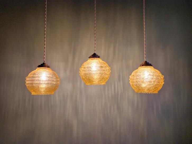 Trio van Art Deco-hangers in amberkleurig gecraqueleerd glas, Antiek en Kunst, Antiek | Verlichting, Ophalen of Verzenden