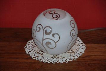 Belle petite lampe boule blanche à poser en très bon état!, Moins de 50 cm, Enlèvement ou Envoi, Comme neuf, Verre