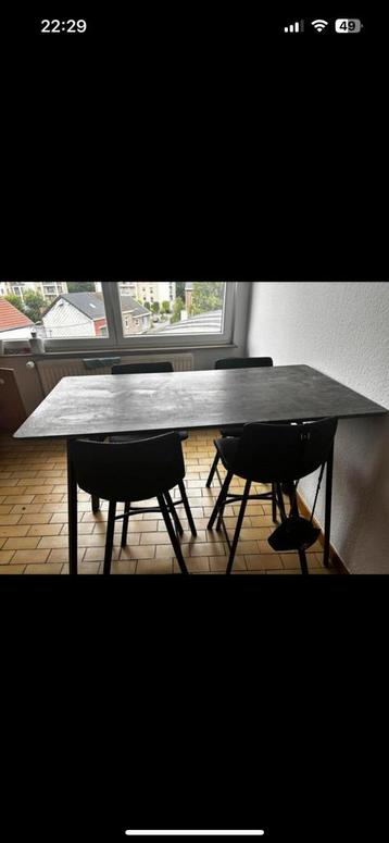 Table haute avec 4 chaises  beschikbaar voor biedingen
