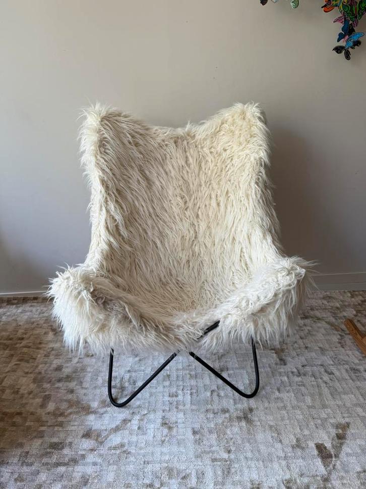 Gezellige vlinderstoel in ivoorkleurige imitatiebont, Huis en Inrichting, Fauteuils, Zo goed als nieuw, Ophalen