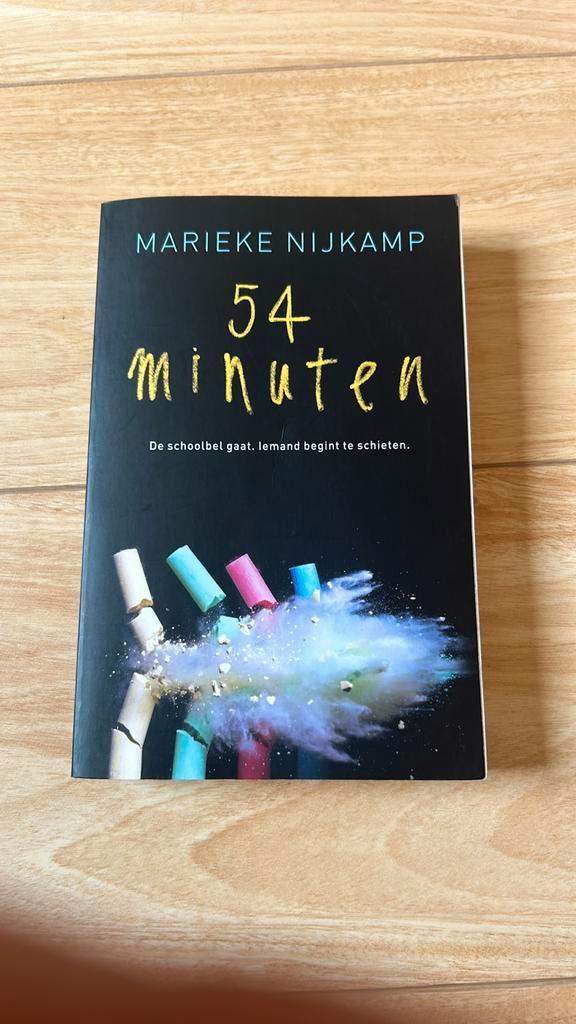 54 minuten - Marieke Nijkamp, Boeken, Thrillers, Zo goed als nieuw, Verzenden
