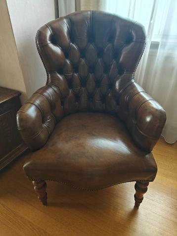 Klassieke lederen fauteuil in Chesterfield-stijl beschikbaar voor biedingen