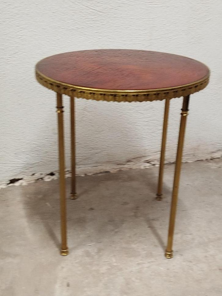 Frans jaren’60 bijzettafeltje messing met rood gevlamd blad, Huis en Inrichting, Tafels | Sidetables, Gebruikt, 25 tot 50 cm, Minder dan 50 cm