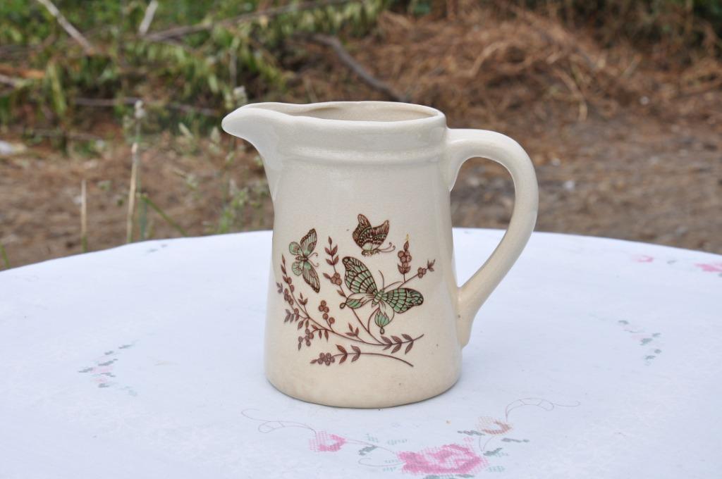 §  pichet faience decor de papillons, Antiquités & Art, Enlèvement ou Envoi