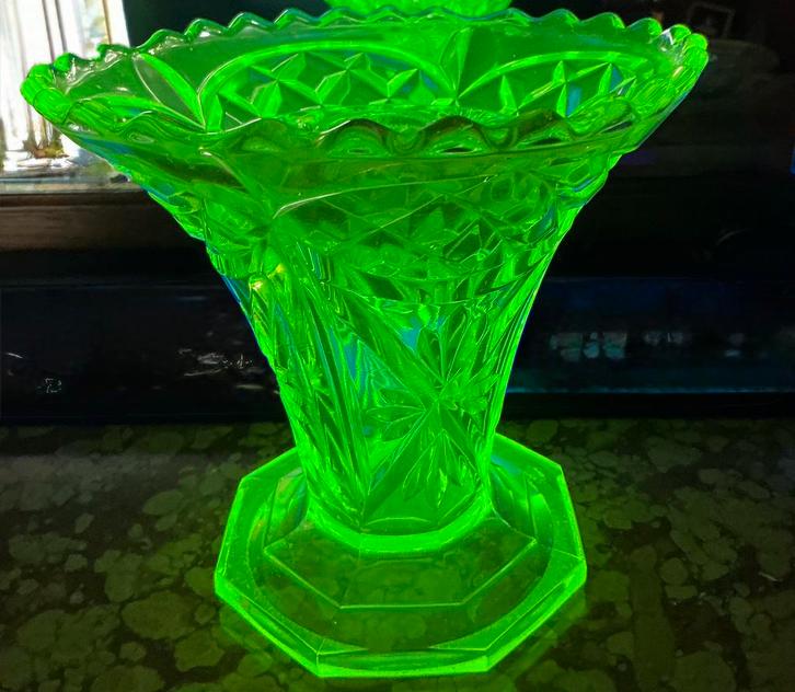 Flower frog in uraniumglas, Antiek en Kunst, Antiek | Glaswerk en Kristal, Ophalen of Verzenden