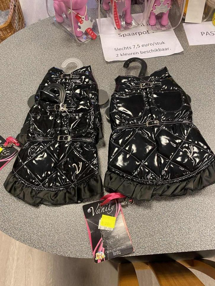 Girly jasjes aan outletprijsje, Dieren en Toebehoren, Hondenkleding, Nieuw, Hondenregenjas, Ophalen of Verzenden
