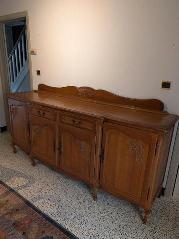 Dressoir, vitrinekast en 6 eetkamerstoelen met biezen. beschikbaar voor biedingen
