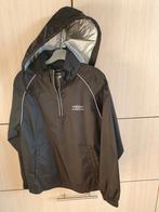 zwarte regenjas Umbro - maat 134, Ophalen, Jongen of Meisje, Umbro, Zo goed als nieuw