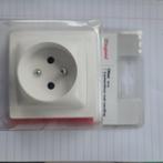 Opbouw stopcontact Legrand, Doe-het-zelf en Bouw, Elektriciteit en Kabels, Ophalen of Verzenden, Nieuw, Stopcontact