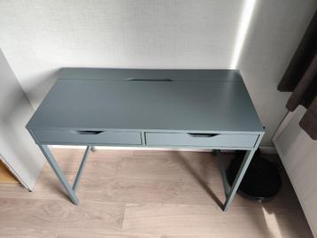 Moderne bureau beschikbaar voor biedingen