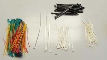 Te Koop: Honderden Tie-Wraps.   Lengte van de kortste: 12 cm beschikbaar voor biedingen