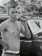 oude foto "man met naakte torso" aan oldtimer, Verzenden, Zo goed als nieuw, Foto