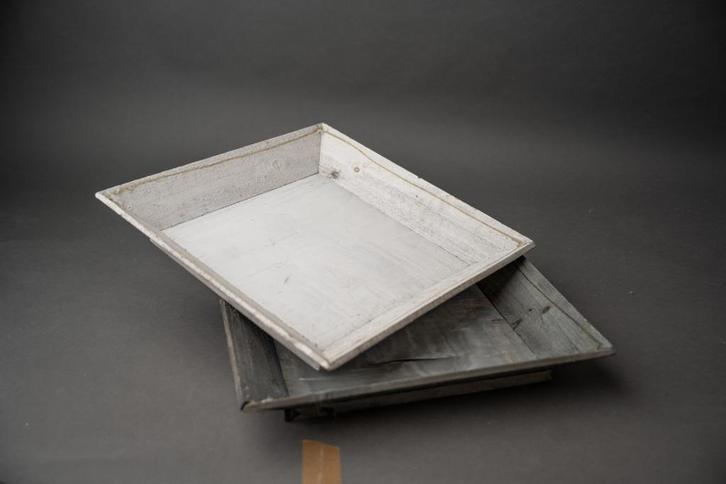 Twee stijlvolle, rustieke houten plateau’s, Huis en Inrichting, Woonaccessoires | Dienbladen, Gebruikt, Hout, Vierkant, Ophalen