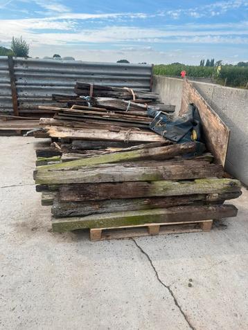 Oude houten weidepalen en houten planken, Poteaux, Bois dur, Enlèvement, Utilisé