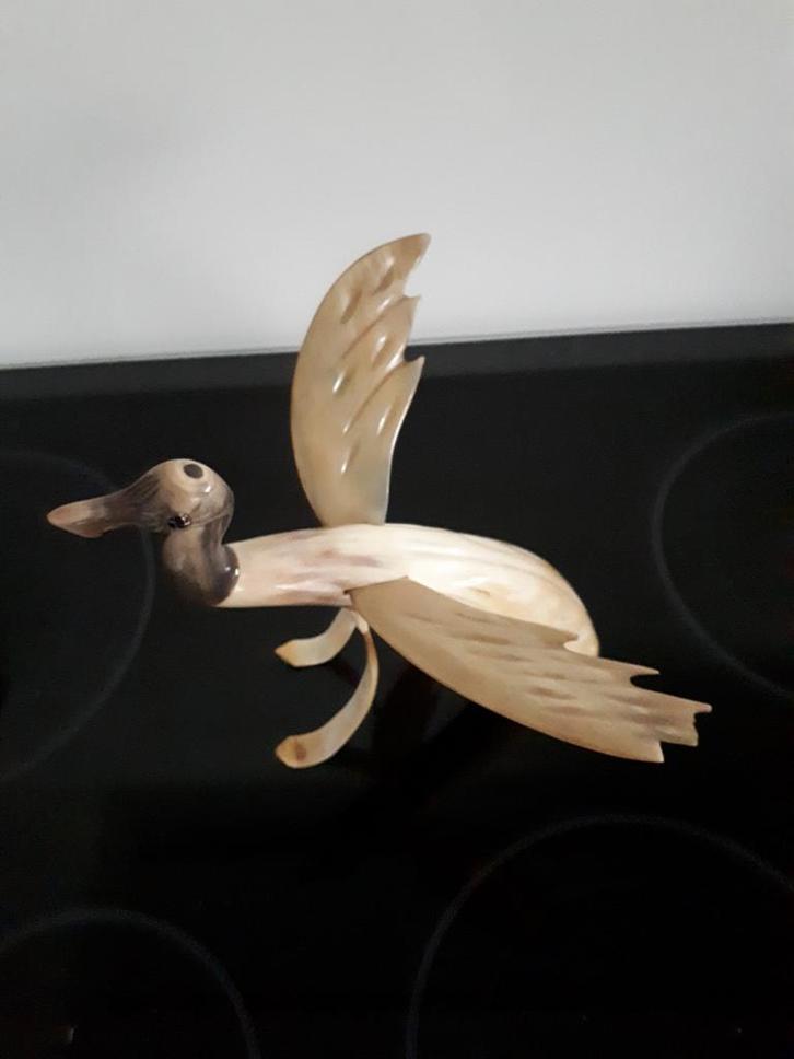 Image sculptée d'un oiseau en corne de buffle des années 196, Collections, Collections Animaux, Comme neuf, Oiseaux, Enlèvement