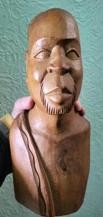 Afrikaanse houten buste van man beschikbaar voor biedingen