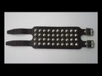 Bracelet cloûté en cuir noir à 4 rangs., Bijoux, Sacs & Beauté, Enlèvement ou Envoi, Utilisé, Noir, Cuir