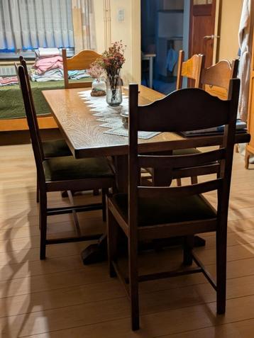 houten eiken tafel met 6 stoelen beschikbaar voor biedingen