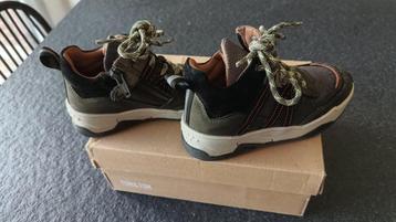 Sandalen en wandelschoenen beschikbaar voor biedingen