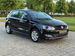 VOLKSWAGEN POLO 1.2i BLACK EDITION | LEDER | CARPLAY | NAVI, Auto's, Voorwielaandrijving, Zwart, 103 g/km, Zwart