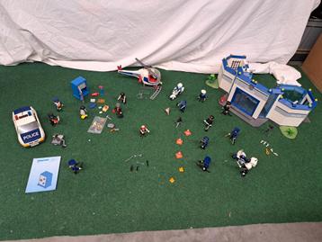 Grand poste de police Playmobil avec de nombreux extras 