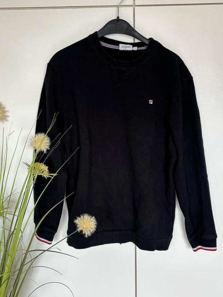 Fila Sweater – Zwart met Subtiel Logo  (Maat L), Kleding | Heren, Truien en Vesten, Zo goed als nieuw, Maat 52/54 (L), Zwart, Ophalen of Verzenden