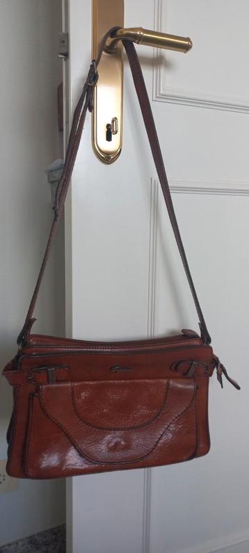 Vintage lederen handtas met mooie patnine  beschikbaar voor biedingen