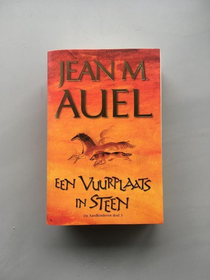 Een vuurplaats in steen - Jean M. Auel, Boeken, Romans, Zo goed als nieuw, Amerika, Ophalen of Verzenden