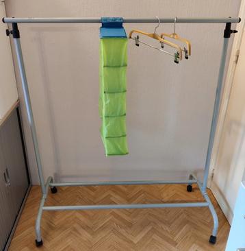 Kledingrek beschikbaar voor biedingen