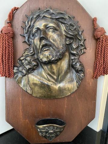 Antiek koper Christus hoofd + wijwatervatje op eiken plaat beschikbaar voor biedingen