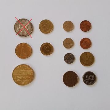 Lot de 13 pièces de monnaies dans leurs jus