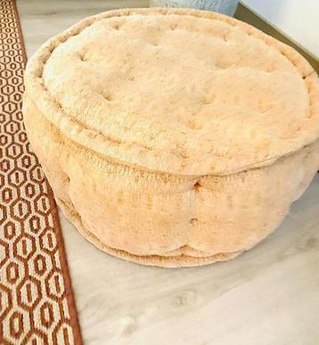 Ronde poef diameter 55 cm hoogte 25 cm zalmkleurig beschikbaar voor biedingen