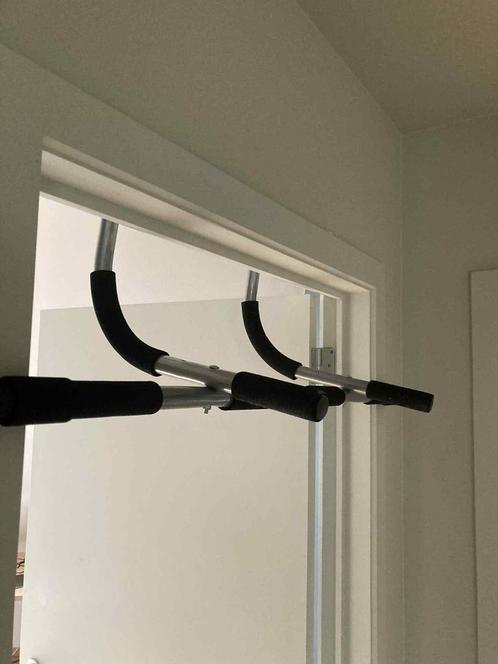 Optrekstang voor aan deur, Sport en Fitness, Fitnessmaterialen, Zo goed als nieuw, Oprekstang, Armen, Borst, Rug, Ophalen