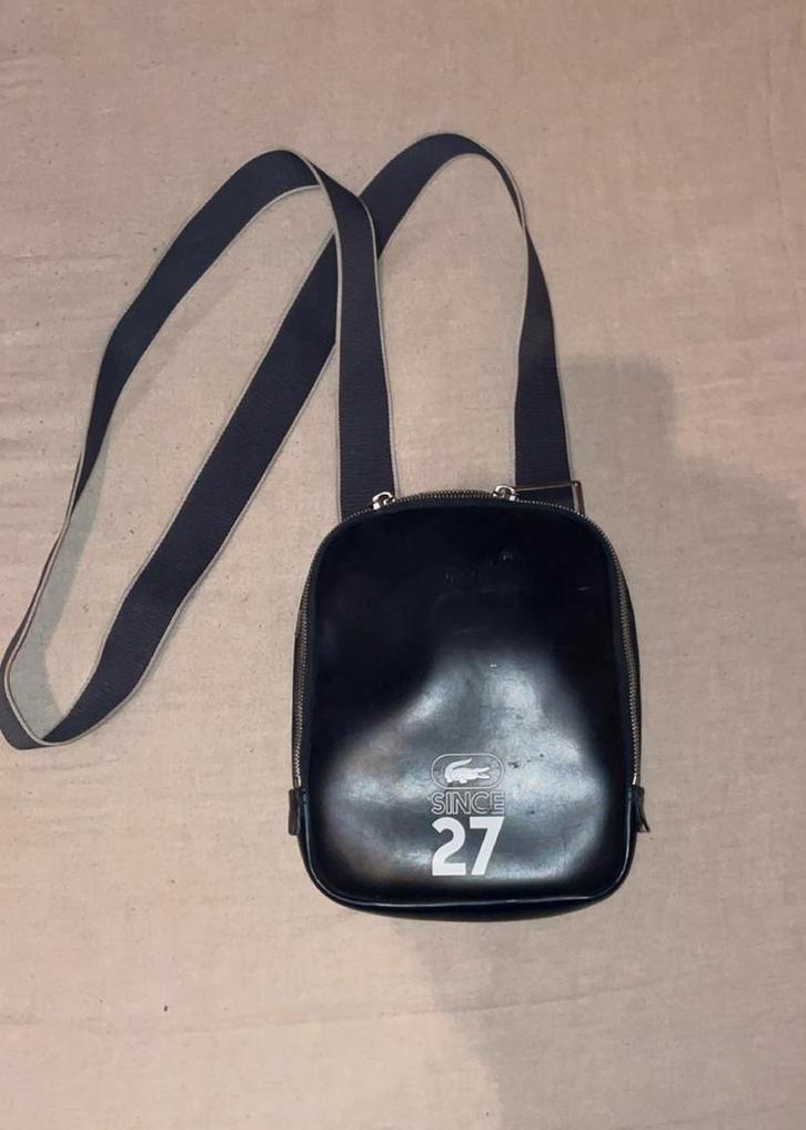 Lacoste crossbody tas zwart orgineel Since 27, Bijoux, Sacs & Beauté, Trackers d'activité, Comme neuf, Bleu, Enlèvement ou Envoi