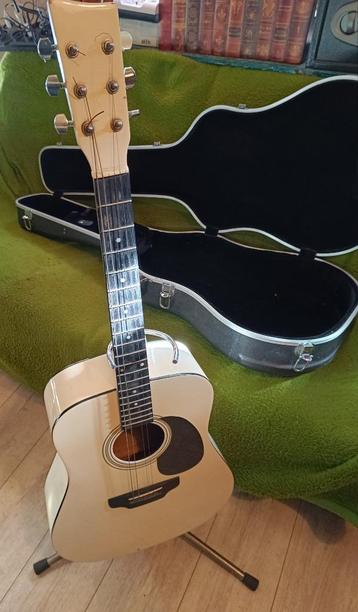 Akoestische witte Country gitaar + steun en koffer te koop. beschikbaar voor biedingen