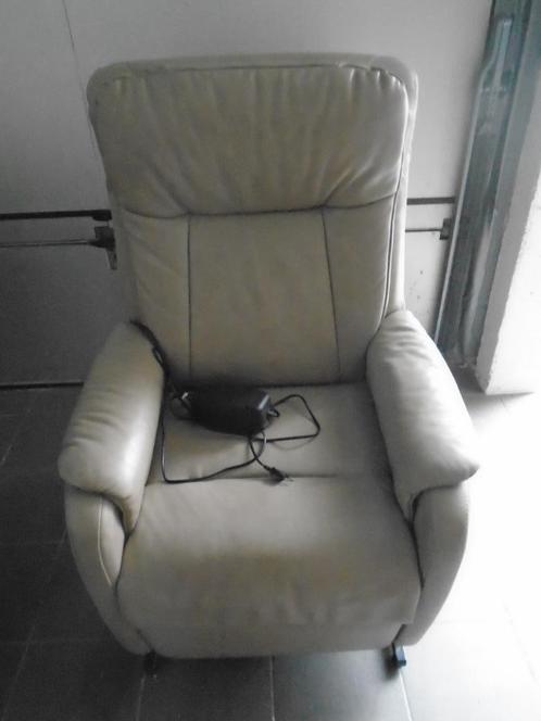 Beige lederen elektrische relax 78B 79D 122H in nieuwstaat, Huis en Inrichting, Fauteuils, Zo goed als nieuw, Leer, 75 tot 100 cm