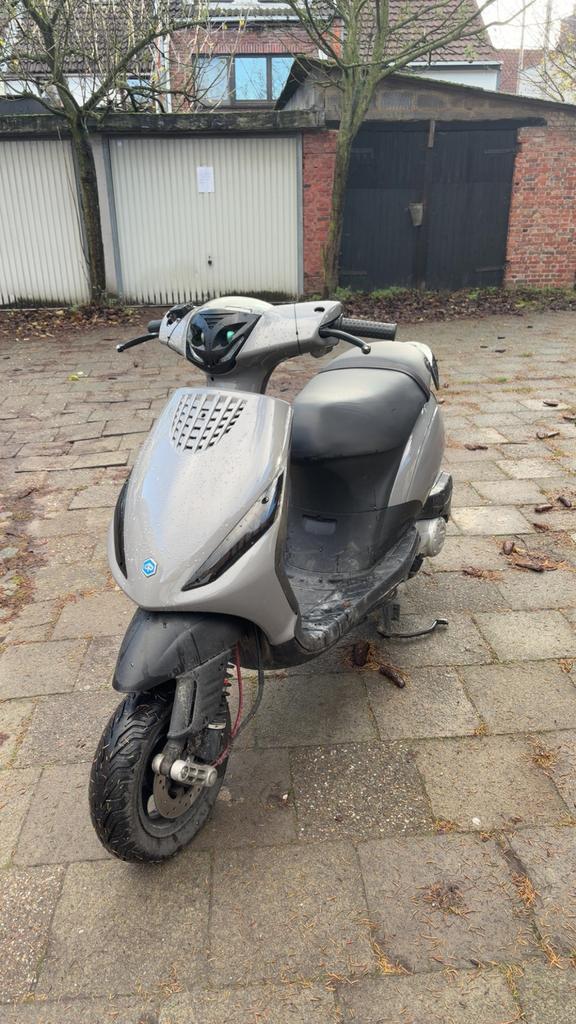 Piaggio zip 4t, Fietsen en Brommers, Scooters | Piaggio, Zo goed als nieuw, Zip, Klasse A (25 km/u), Ophalen
