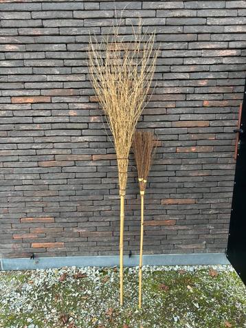 Herfstdecoratie: 2 bezems beschikbaar voor biedingen