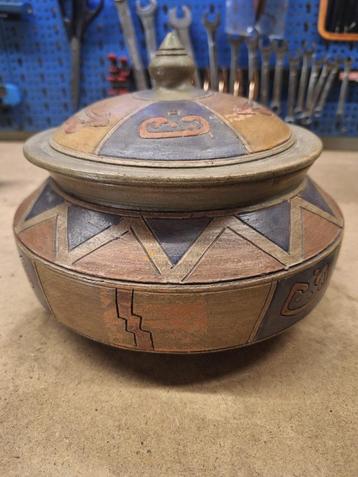 Azteekse pot met deksel beschikbaar voor biedingen