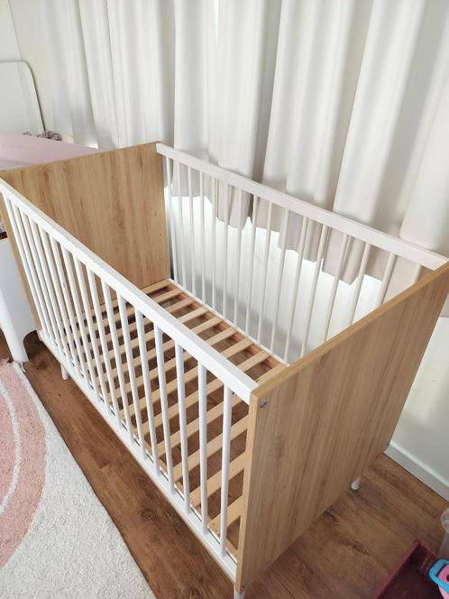 Babybed + matras, Kinderen en Baby's, Kinderkamer | Bedden, Gebruikt, Minder dan 140 cm, Minder dan 70 cm, Lattenbodem, Matras