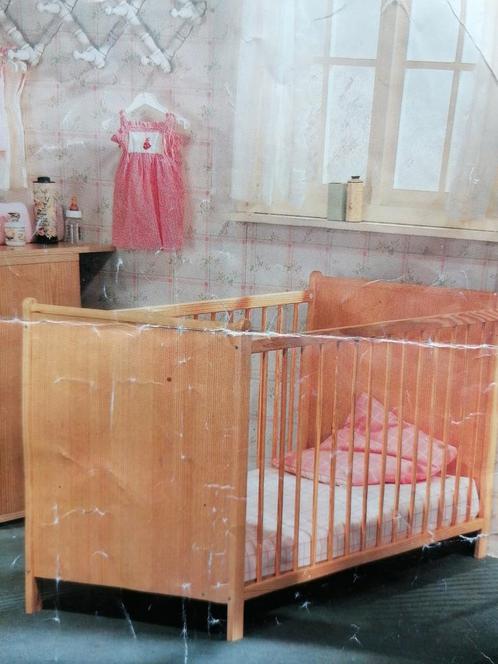 Mooi houten kinderbedje en aankleding voor bedje, Enfants & Bébés, Chambre d'enfant | Lits, Comme neuf, Matelas, Enlèvement ou Envoi
