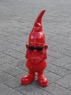 Tuinkabouter rood met zwarte zonnebril deco art gnome stoobz, Tuin en Terras, Tuinbeelden, Ophalen of Verzenden, Nieuw, Kunststof