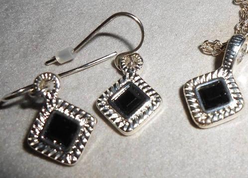 AVON: voor jongeren, oorbellen+hangerset, Handtassen en Accessoires, Kettingen, Nieuw, Zilver, Ophalen of Verzenden