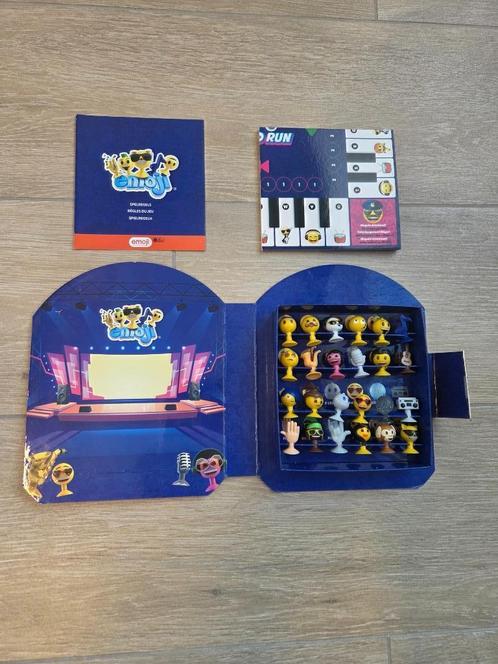 Emoji verzamel album box blauw jaar 2022 compleet volledig, Verzamelen, Poppetjes en Figuurtjes, Zo goed als nieuw, Ophalen of Verzenden