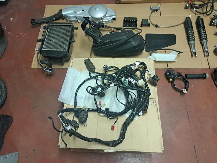 Diverse onderdelen Sym Joymax gts 125 van 2014 tot 2017, Fietsen en Brommers, Scooters | SYM, Benzine, Ophalen