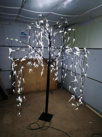 treurwilg met 400 lichtjes voor kerst beschikbaar voor biedingen