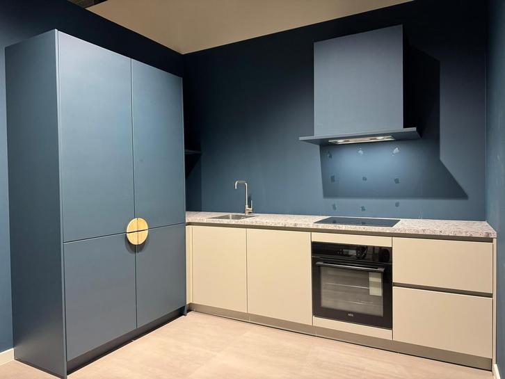 NIEUW Showroom Hoekkeuken + AEG + GEDEMONTEERD, Huis en Inrichting, Keuken | Complete keukens, Nieuw, Hoekkeuken, Overige kleuren