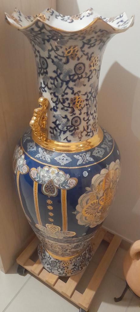 Grote decoratieve keramische vaas met bloemenpatronen, Antiek en Kunst, Antiek | Vazen, Ophalen