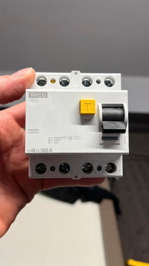 Differentieelschakelaar /aardlekschakelaar Teco 4P 40A 30mA, Bricolage & Construction, Électricité & Câbles, Comme neuf, Interrupteur